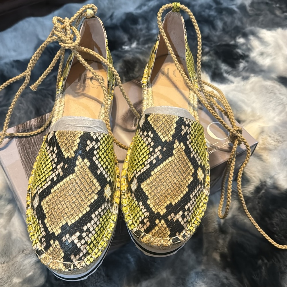 NWT Jennifer Lopez Size 10 Yellow Multi Snake Print Tie Around The Leg Slip On - Picture 1 of 9